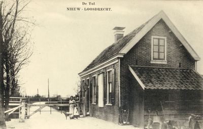 13475 Gezicht in de Loosdrechtseweg met tolhuis te Nieuw-Loosdrecht (gemeente Loosdrecht) uit het zuidwesten. N.B. De ...